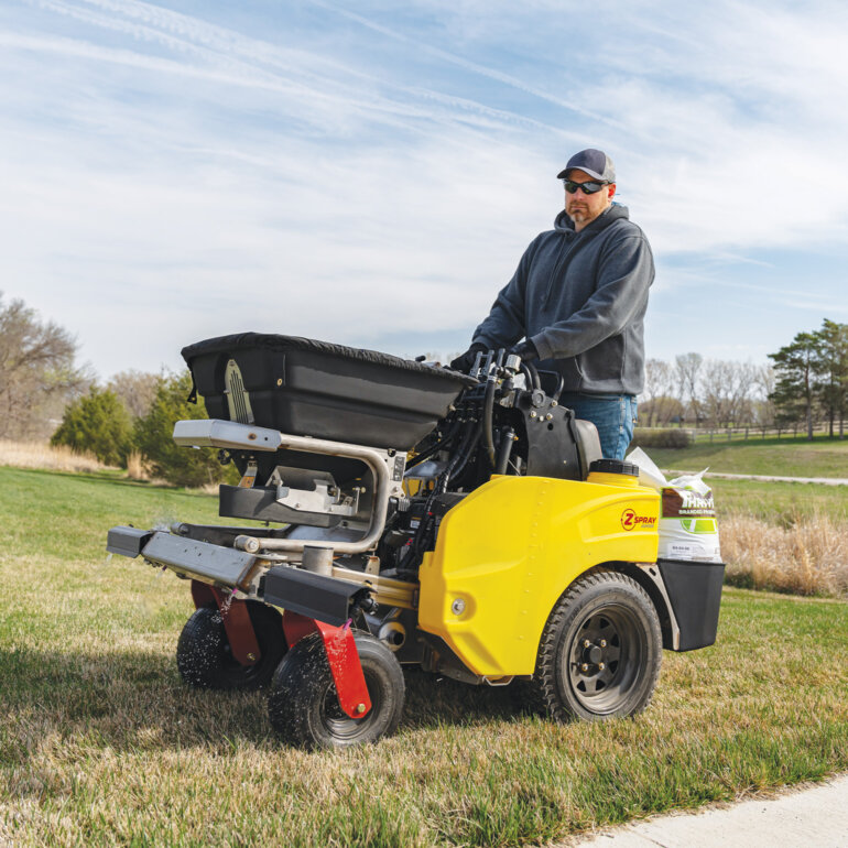 Z-Spray Junior spreader sprayer in action side view